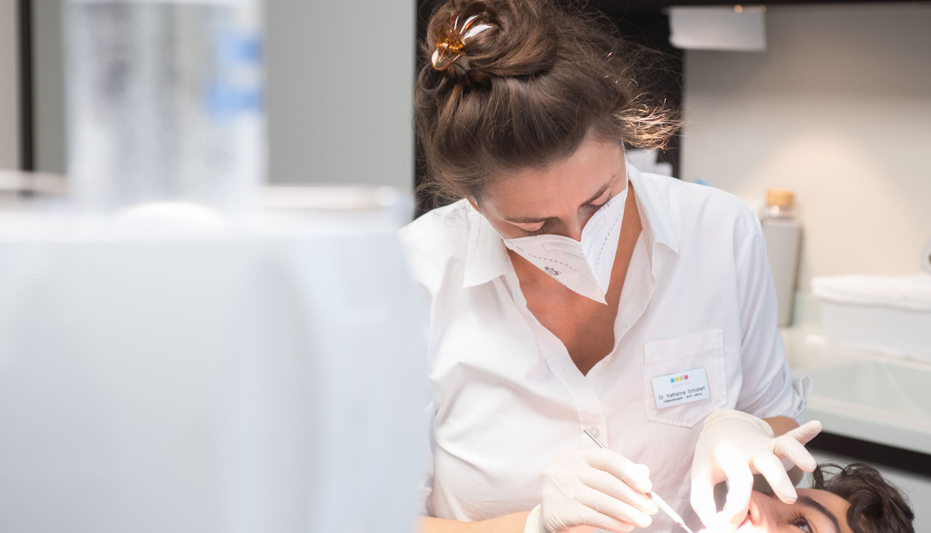 Kieferorthopädin bei der Behandlung eines Patienten