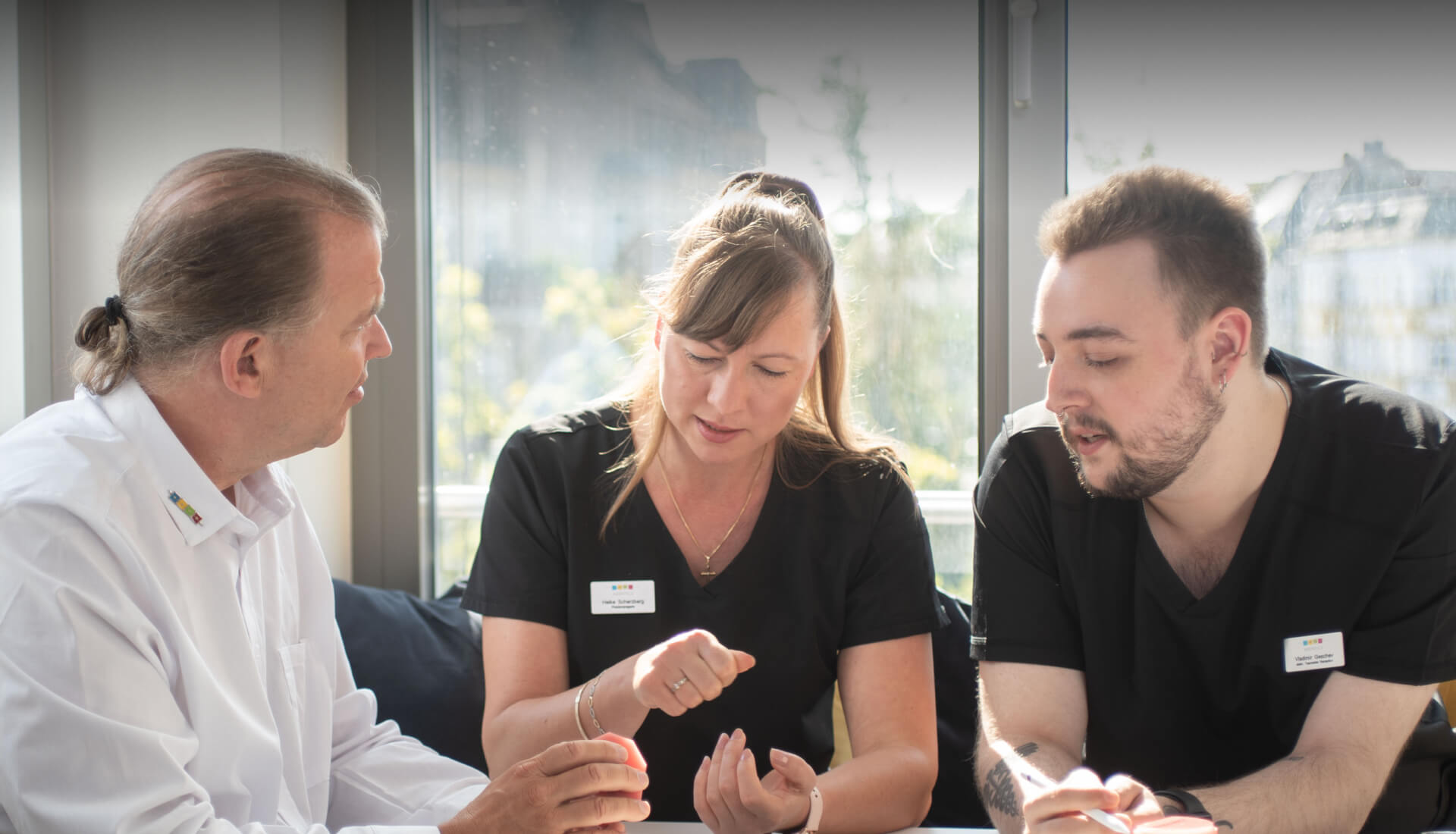 Kieferorthopäden Gespräch mit Zahnmedizinischer Fachangestellten