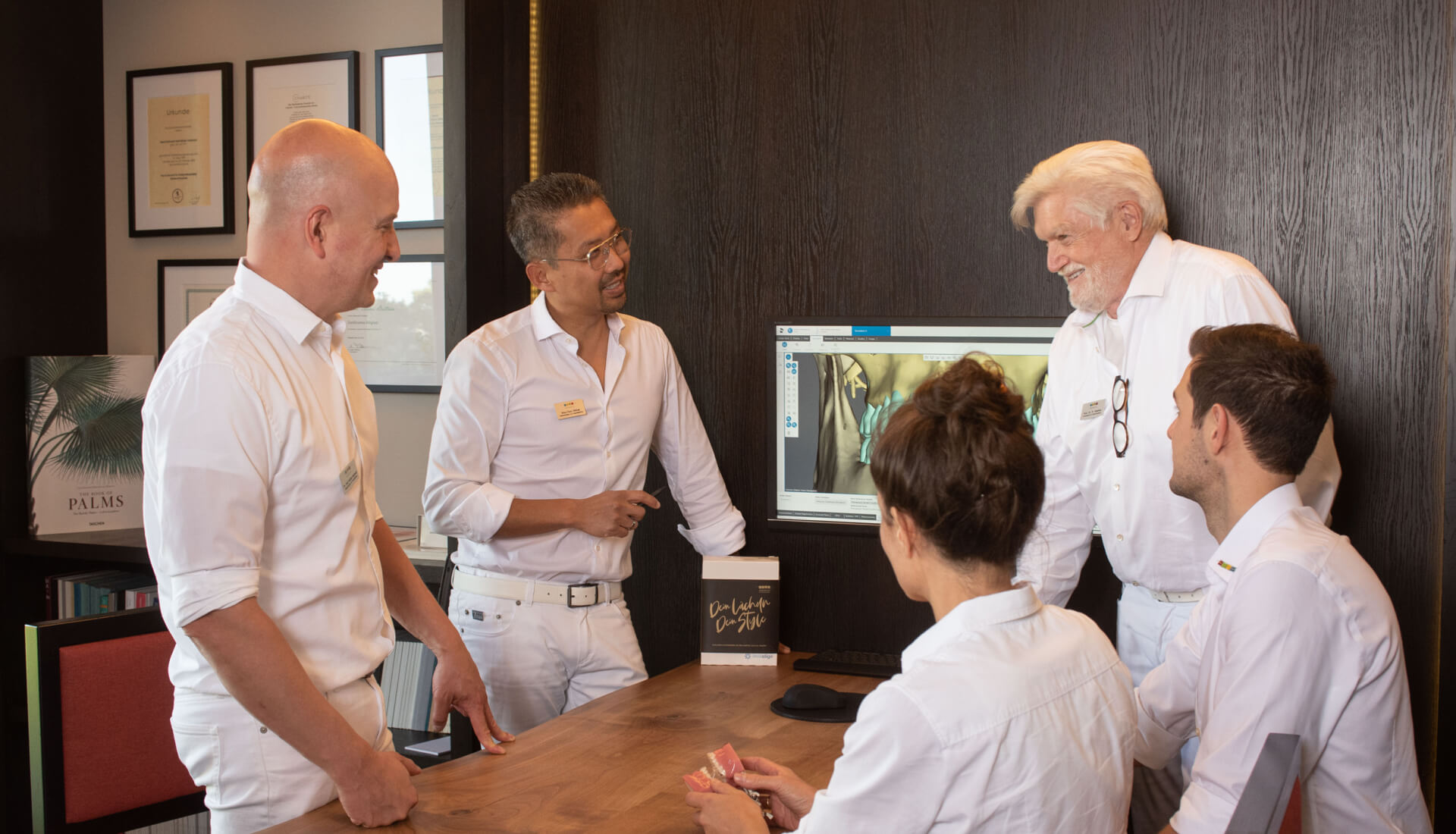 Kieferorthopäden bei der Besprechung einer Behandlung