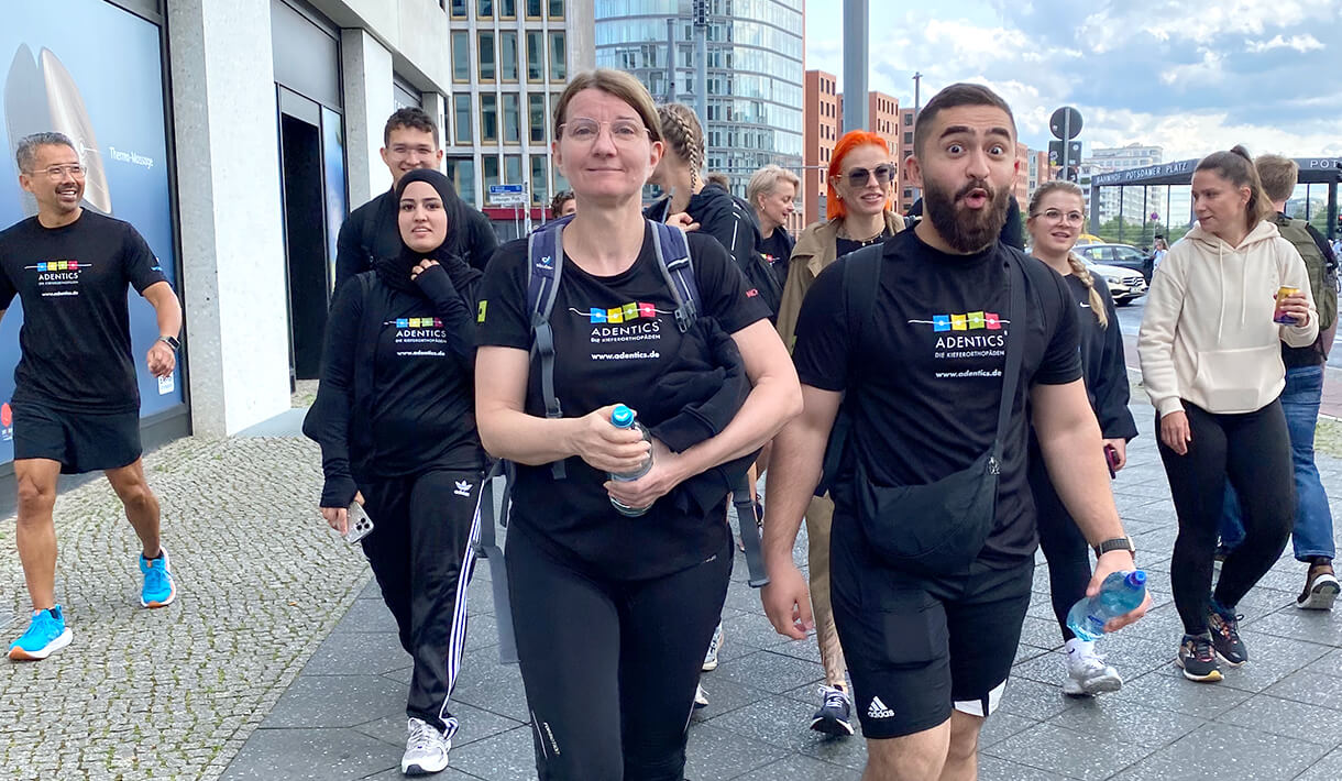 ADENTICS Team bei der Berliner 5x5 km Teamstaffel 2025 – Startaufstellung Kieferorthopäde Berlin