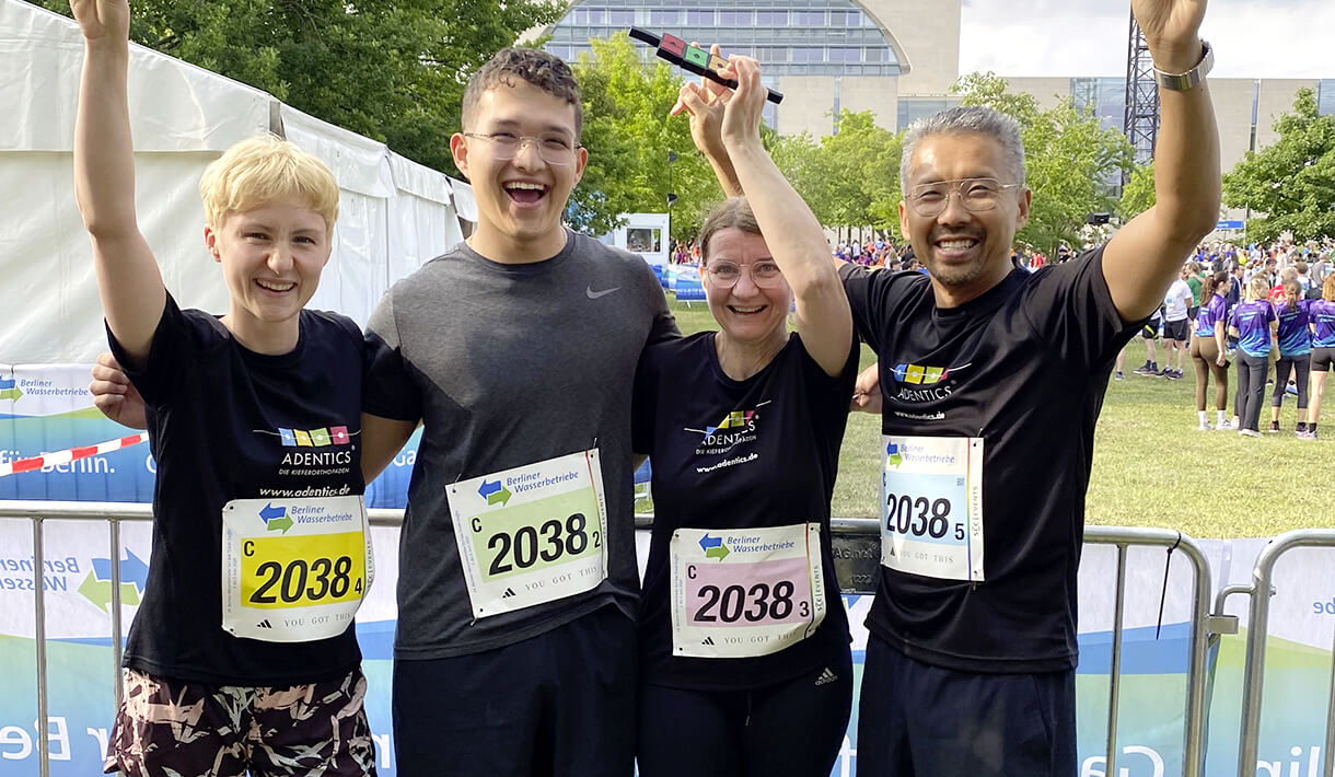 ADENTICS Kieferorthopäden und Mitarbeiter:innen beim 5x5 km Staffellauf Berlin