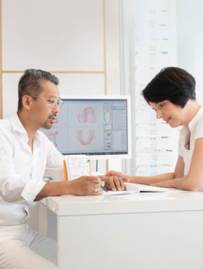 Woo Ttum Bittner Kieferorthopäde und Dr. Dorrit Klein Kieferorthopädin bei einer Besprechung