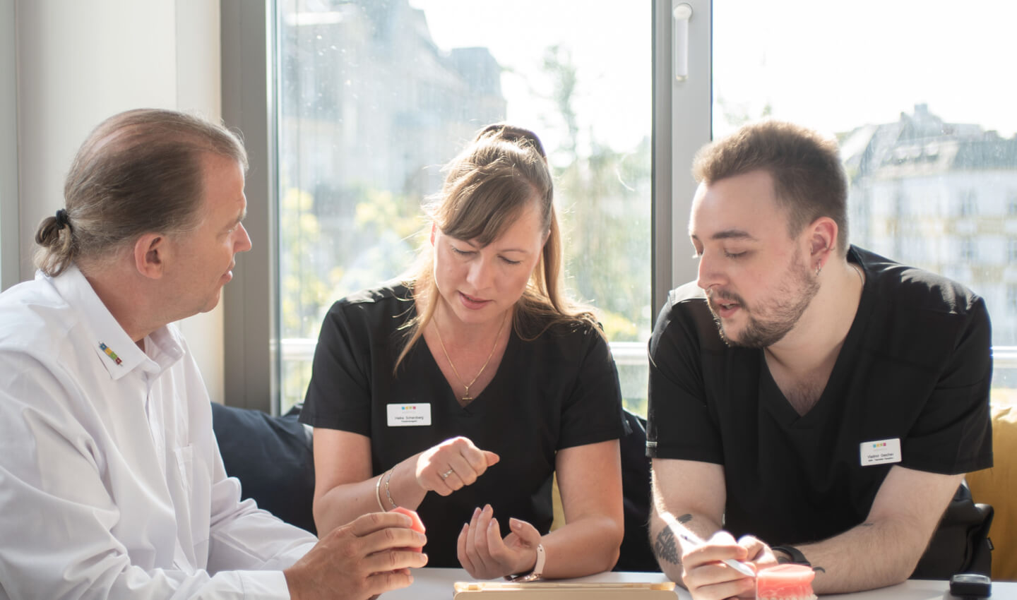Besprechung - Kieferorthopäde, Praxismanagerin und Kiefrorthopäsiche Fachassistenz