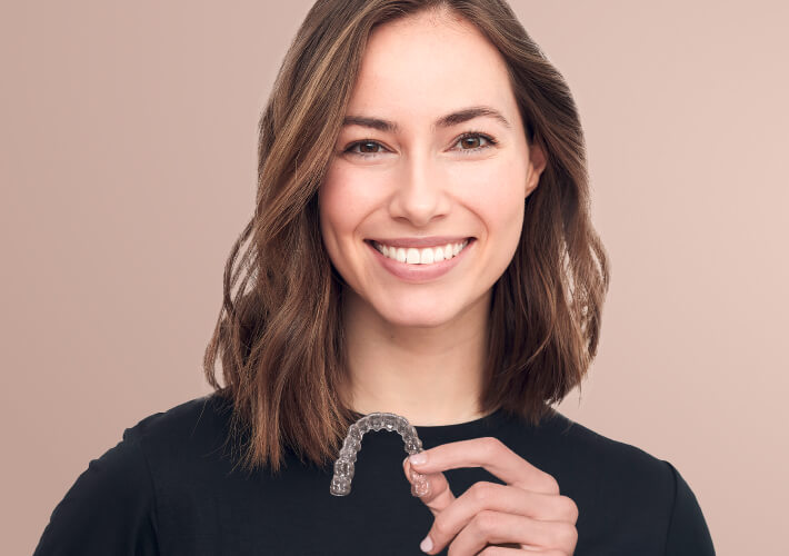 ADENTICS | Diskrete Zahn-Korrektur mit Invisalign