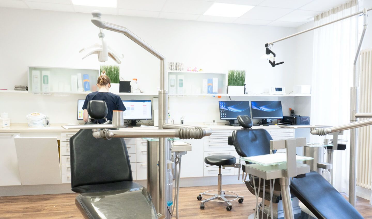 Willkommen bei ADENTICS in Berlin Lichtenberg – Eingangsbereich