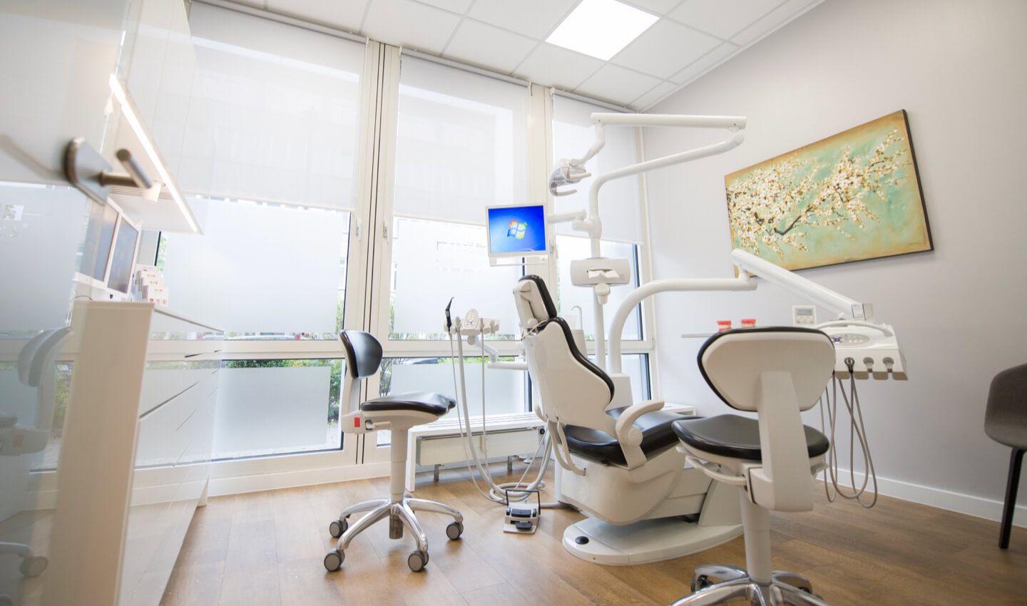 Großes Behandlungszimmer bei ADENTICS in Teltow