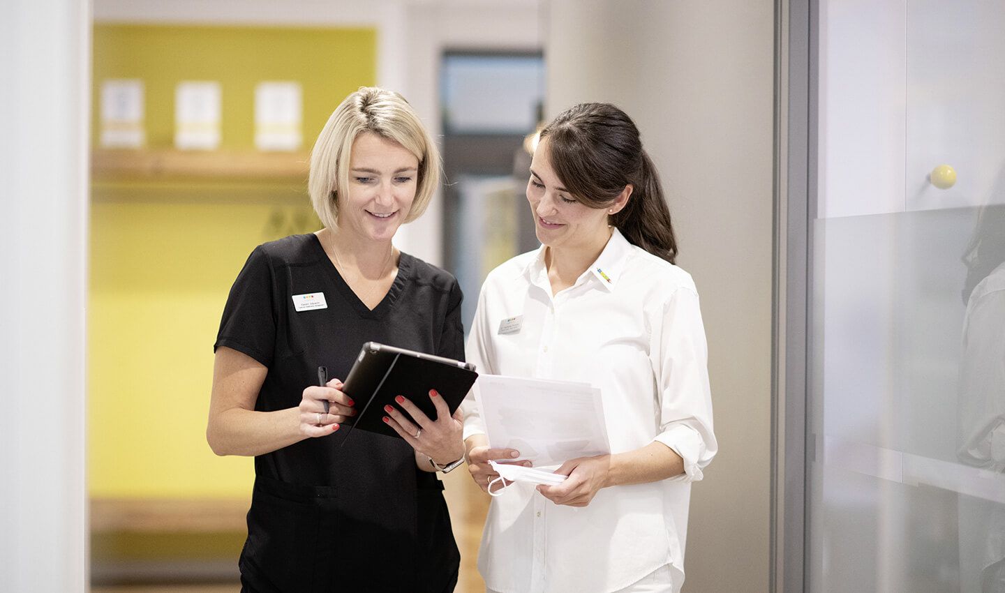 Besprechung Kieferorthopädin Dr. Nastasia Forsting mit Praxismanagerin Kerstin Albrecht