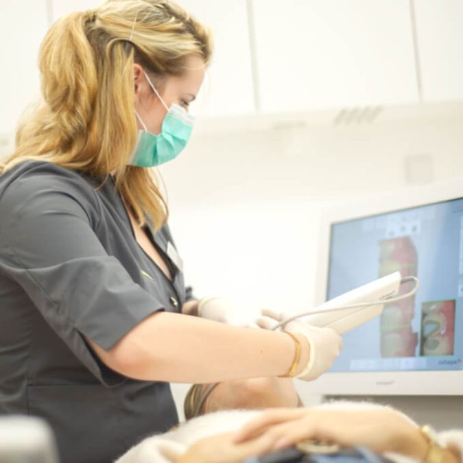 BEI ADENTICS in Berlin| 2. Schritt:SureSmile® OraScanner oder 3D-Volumentomografen gescannt und ein 3D-Modell Ihres Gebisses erstellt. 