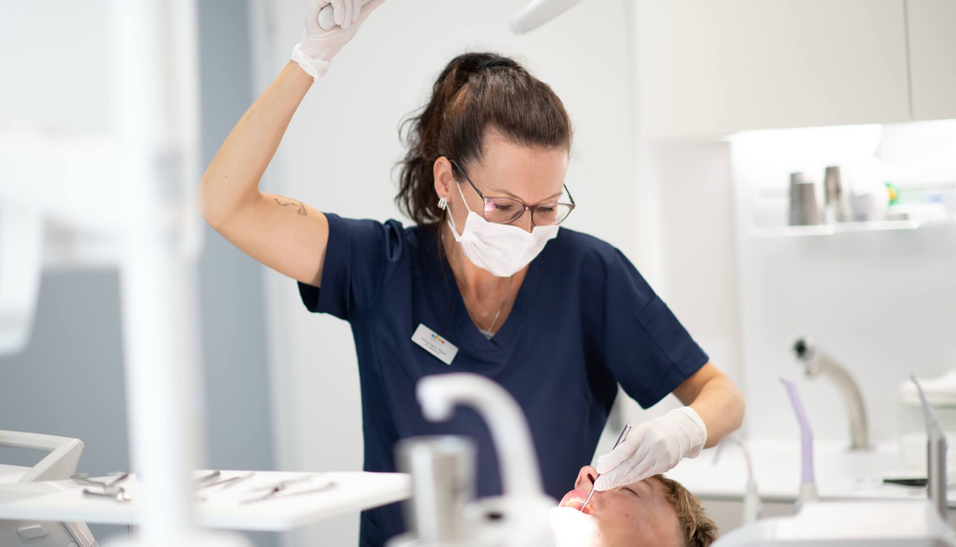 Zahnmedizinische Fachangestellte im Behandlungszimmer