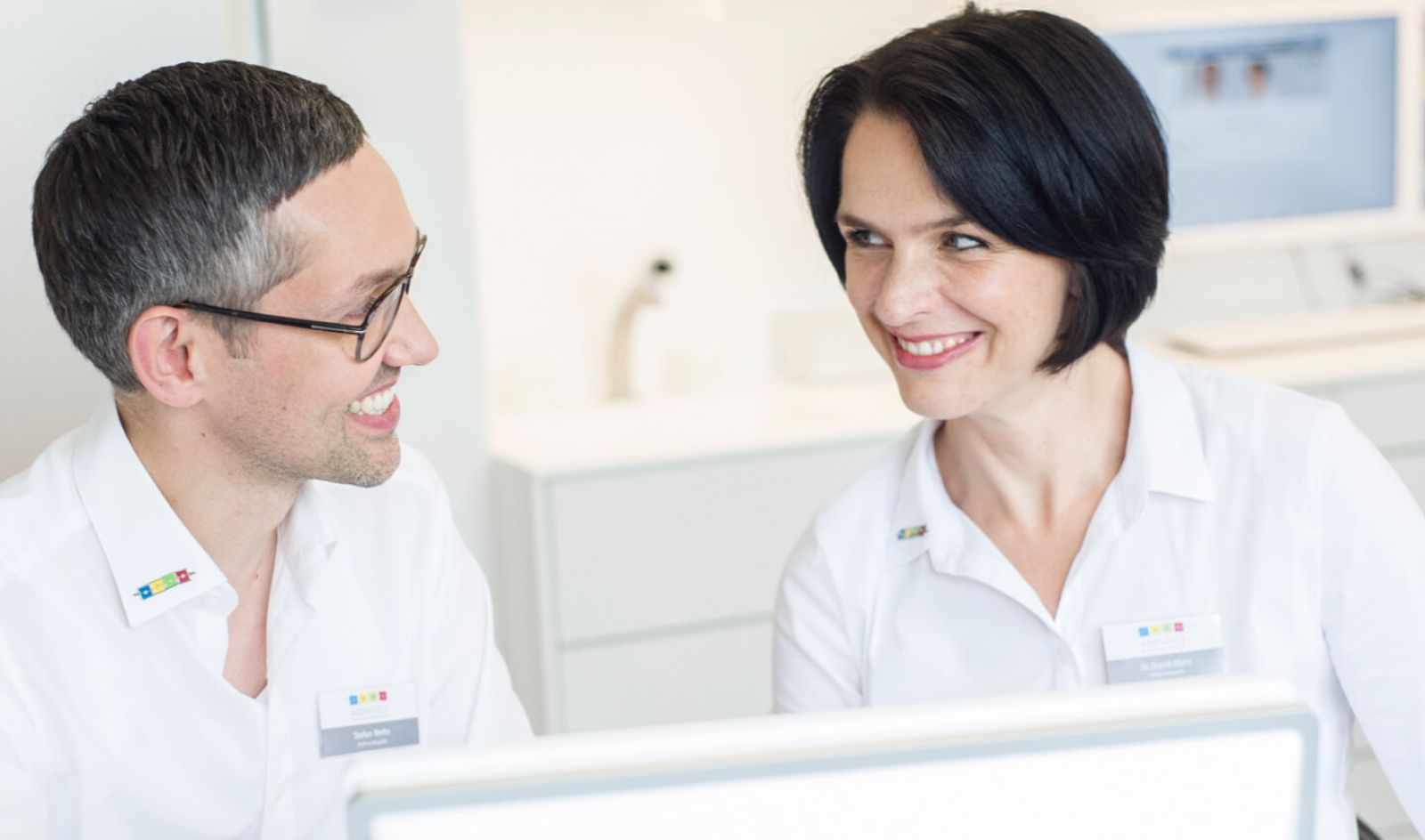 Kieferorthopäde Stefan Welte-Garcia und Dr. Dorrit Klein besprechen sich