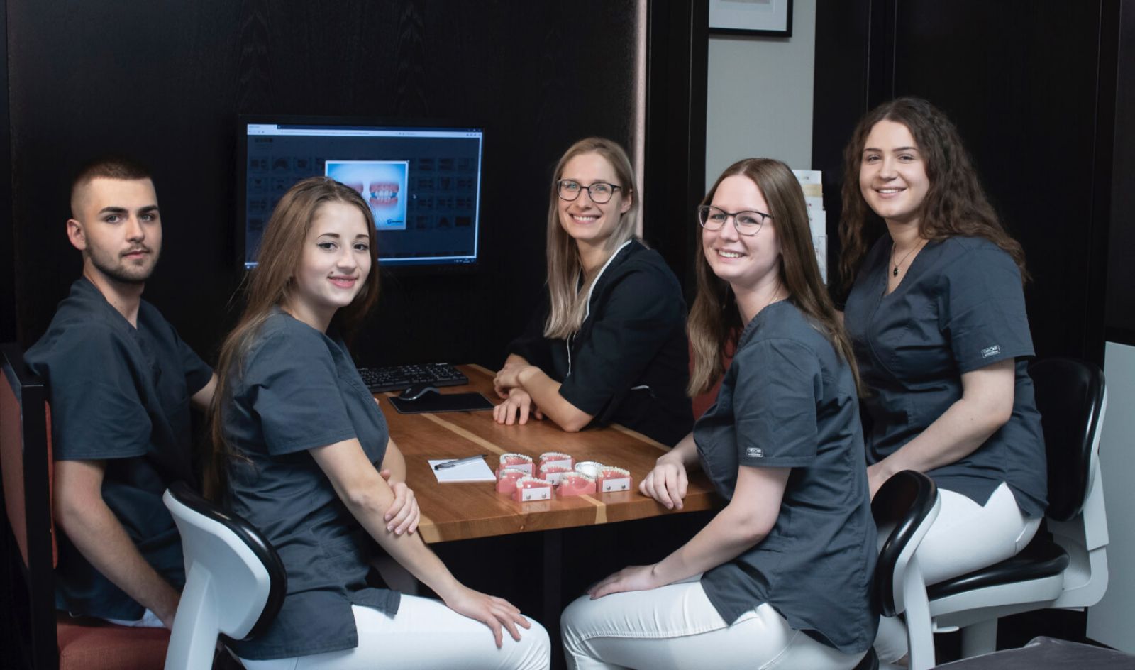 ADENTICS | Tolles Team beim Kieferorthopäden in Berlin Mitte