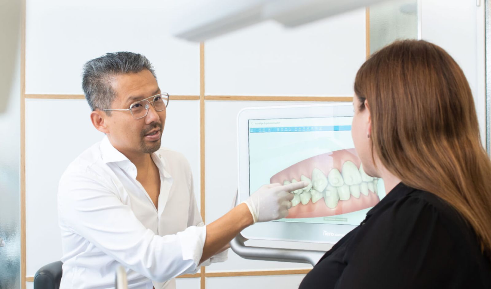 Invisalign - Zahnspange - Behandlung beim Kieferorthopäden