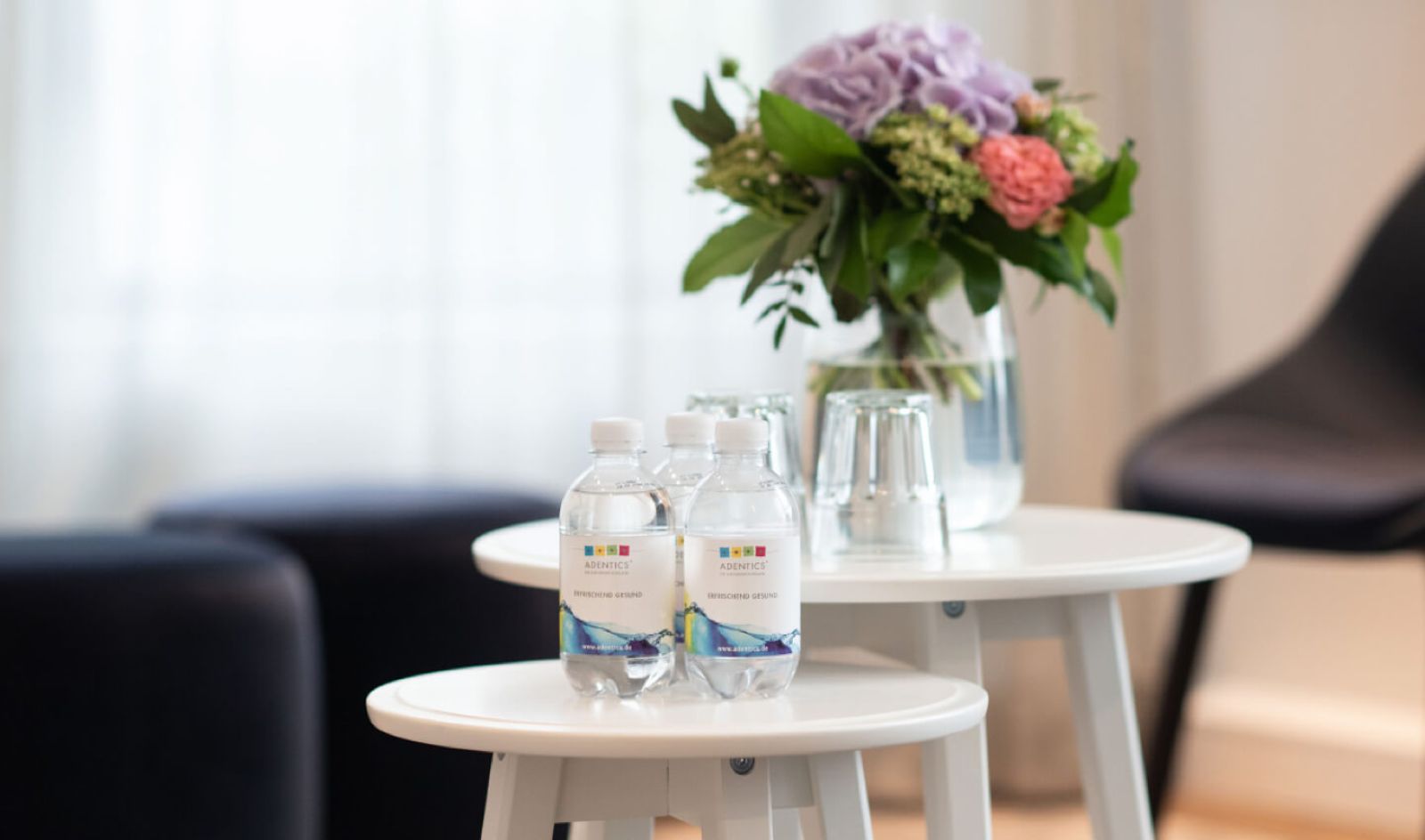 ADENTICS Berlin Tegeler Hafen Wartezimmer mit erfrischendem ADENTICS-Wasser