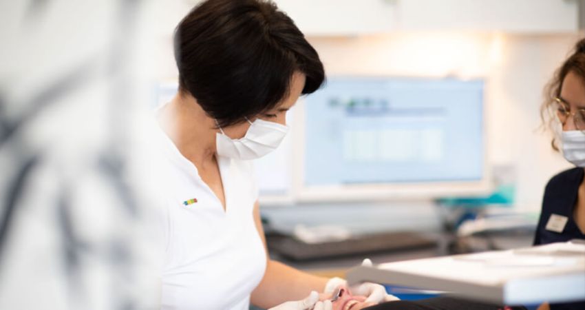BEI ADENTICS | 1. Termin: Diagnostik 2. Termin: Behandlungsplan und Kostenaufstellung, 3. Termin: Behandlungsbeginn.
