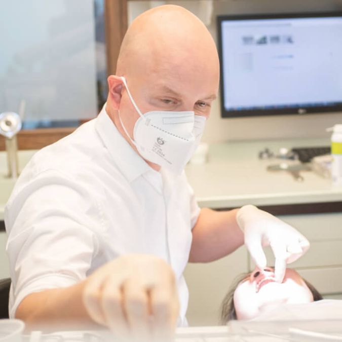 ADENTICS in Berlin|5. Schritt: Kontrolltermin: Die computergesteuerte Zahnbewegung erlaubt die Reduzierung von Behandlungsschritten, somit weniger Kontrolltermine nötig.