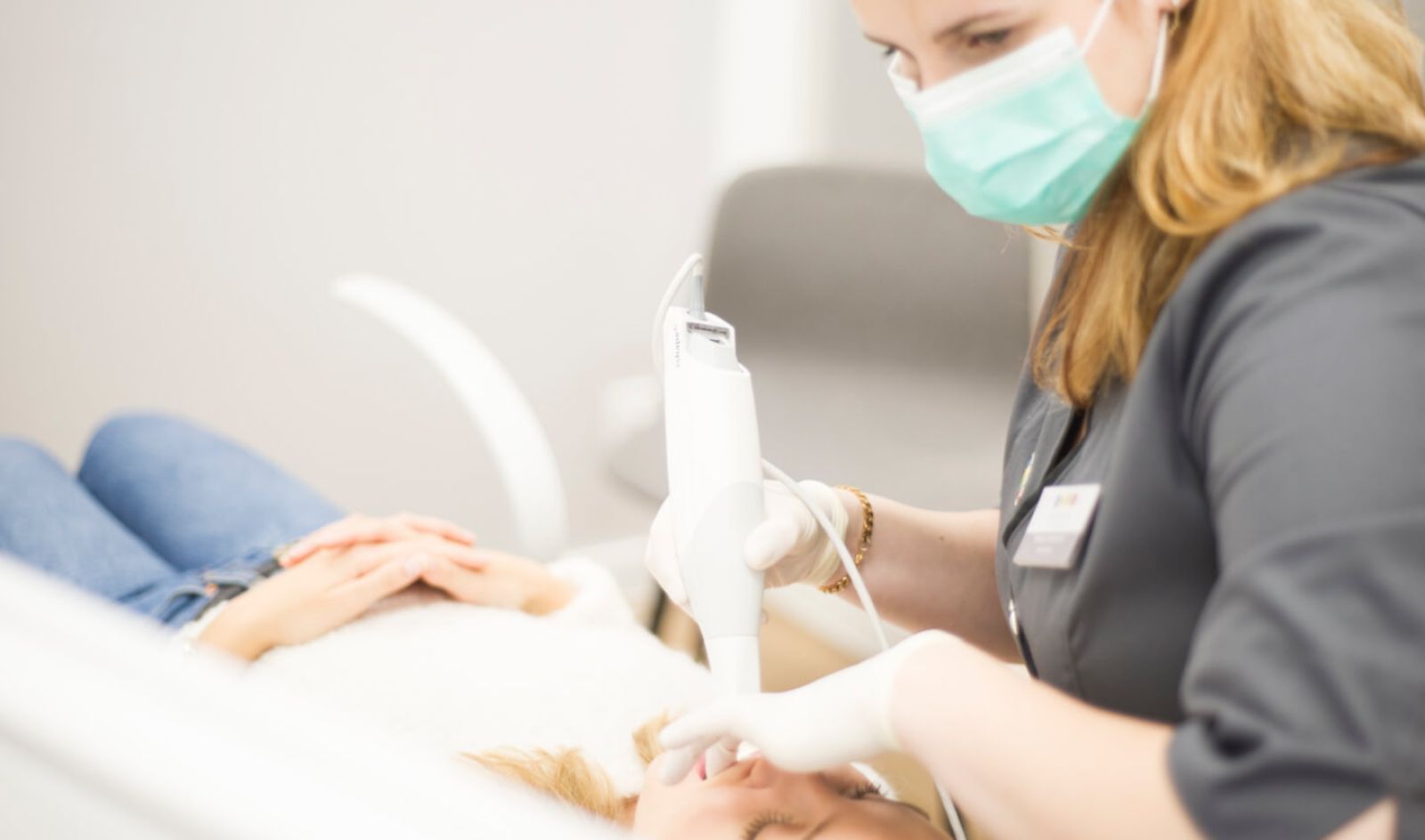 Digitale Kieferorthopädie in Teltow: Mittels Intraoralscan wird eine dreidimensionales Modell des Gebisses erstellt.