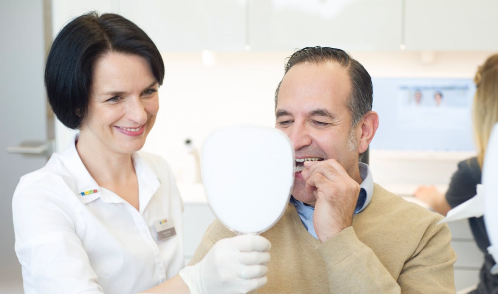 Glücklicher erwachsener Invisalign Patient bei ADENTICS in Schulzendorf