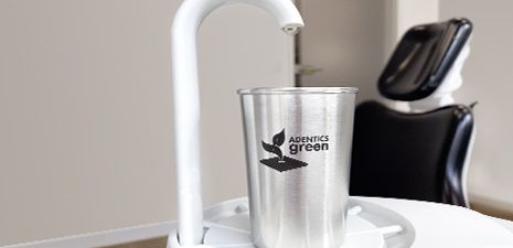 Bei ADENTICS verwenden wir Edelstahlbecher statt Einmalplastikbecher.
