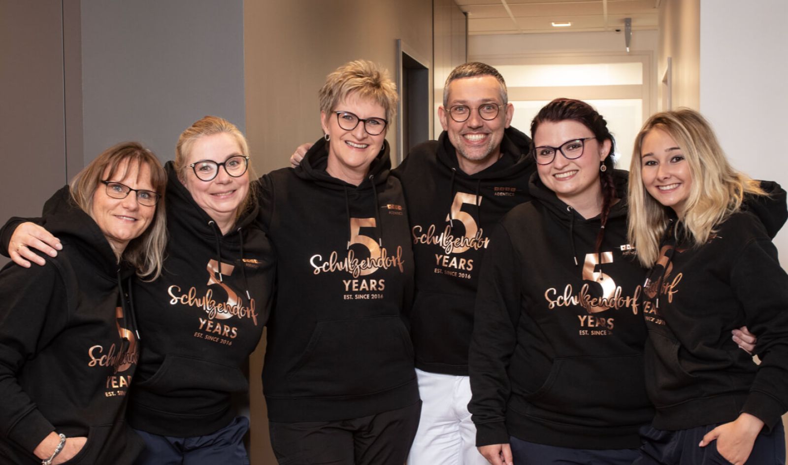 Das Schulzendorfer Team in ihren ADENTICS-Jubiläumshoodies
