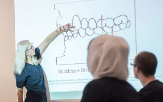 ADENTICS-ACADEMY |  Mit freude bei der Arbeit